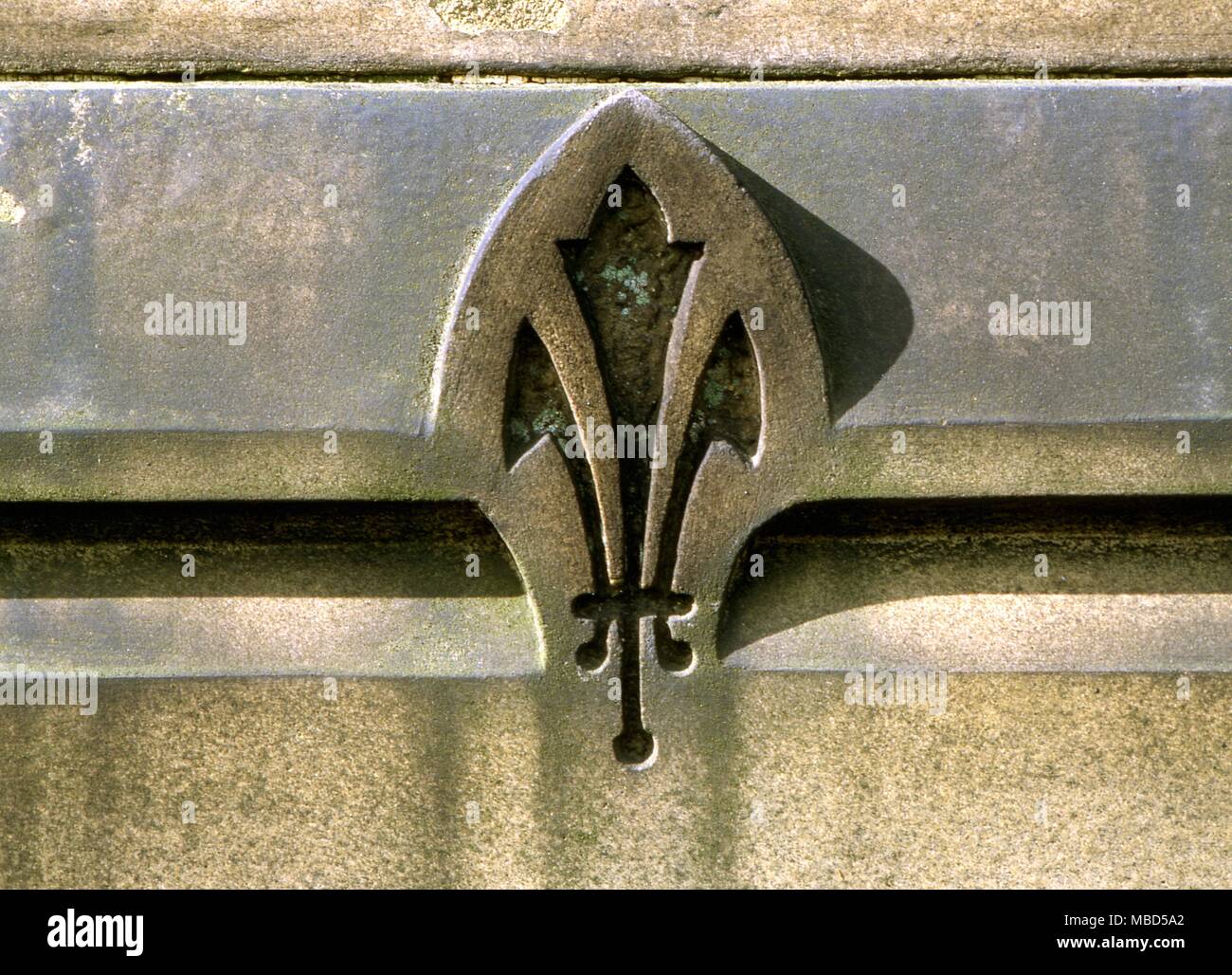 Symbole - Fleur-de-Lys. Fleur-de-lys Symbol auf der Freimaurer Grab im Littleborough Pfarrkirche. Stockfoto