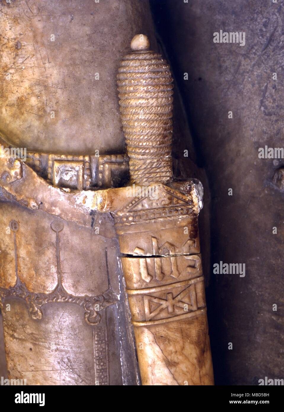 Symbole - Christus. Die Buchstaben IHS, den Namen Jesu auf der Oberseite des Schwert scheide Stellen auf das Bildnis eines Ritters in der Kirche St. Maria, der Jungfrau, bottesford. Das Symbol wird Arkane Stockfoto