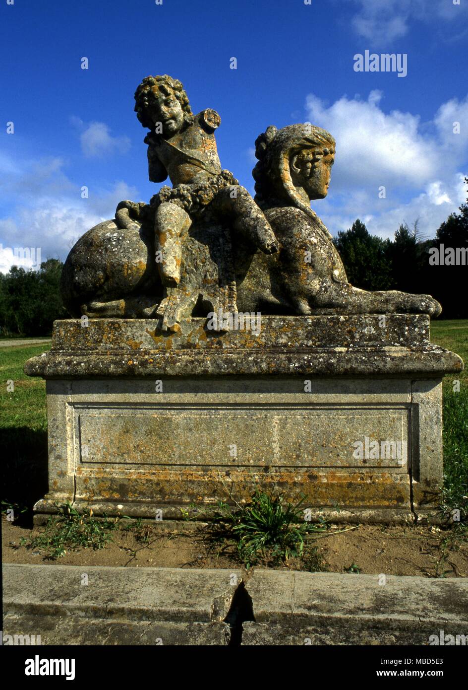 Sphinx mit Toben Kind, Skulptur in den Gärten des Château de Pignerolles. Stockfoto