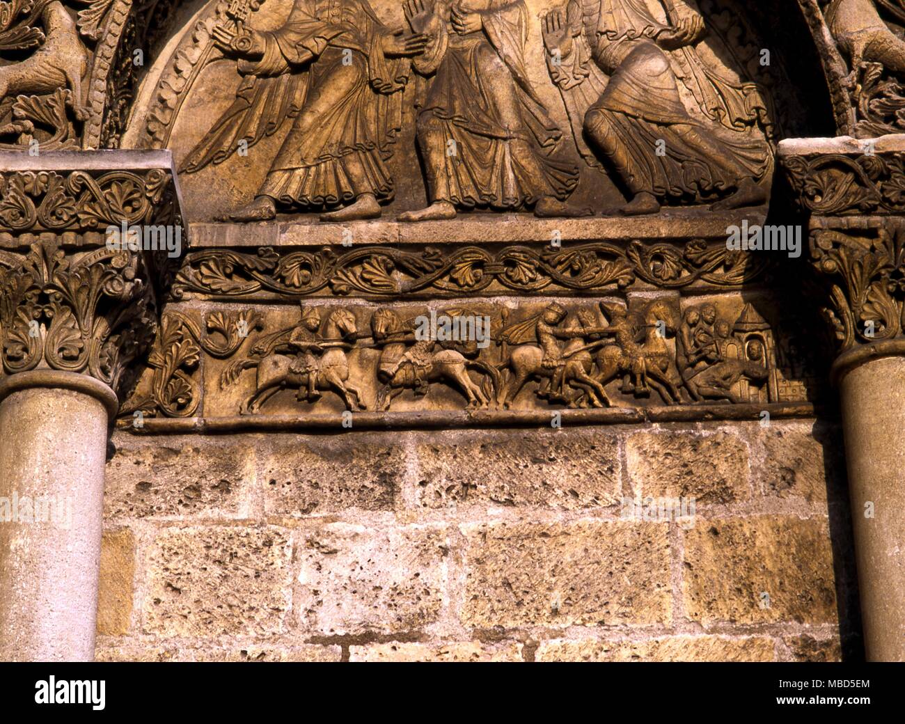 Templer - Angouleme, Frankreich. Fries der kämpfenden Ritter, sagte, die von einigen der Tempelritter zu werden. Andere sagen, sie sind die Zahlen, die eine Legende von Roland an Ronceveaux, Saragossa aus der Sarazenen. Stockfoto