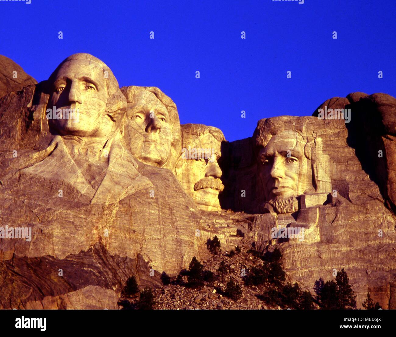 USA - South Dakota - Mount Rushmore - Zwischen 1927 und 31. Oktober 1941, Gutzon Borglum und 400 Arbeiter modelliert die 60 Fuß (18 m) kolossalen Büsten der Präsidenten (von links) George Washington, Thomas Jefferson, Theodore Roosevelt und Abraham Lincoln die ersten 150 Jahre Amerikanischer Geschichte darzustellen. Guzton Borglum starb an einer tödlichen Herzinfarkt im Jahre 1941. Seinen einzigen Sohn beendete den Job für ihn. Mount Rushmore wurde nach New York Rechtsanwalt Charles E. Rushmore, der im Jahr 1885 kamen die Black Hills zu untersuchen. - ©/CW Stockfoto