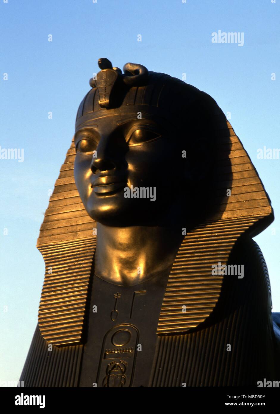 London - Cleopatra's Needle Sphinx © 2006 Charles Walker/ Stockfoto