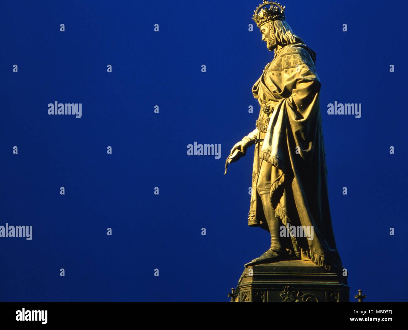 Prag, Charles VI Statue von Karl VI. auf dem östlichen Ufer der Moldau, von der Karlsbrücke. Charles VI ist sagte Europes letzten Herrscher initiiert wurden. Stockfoto