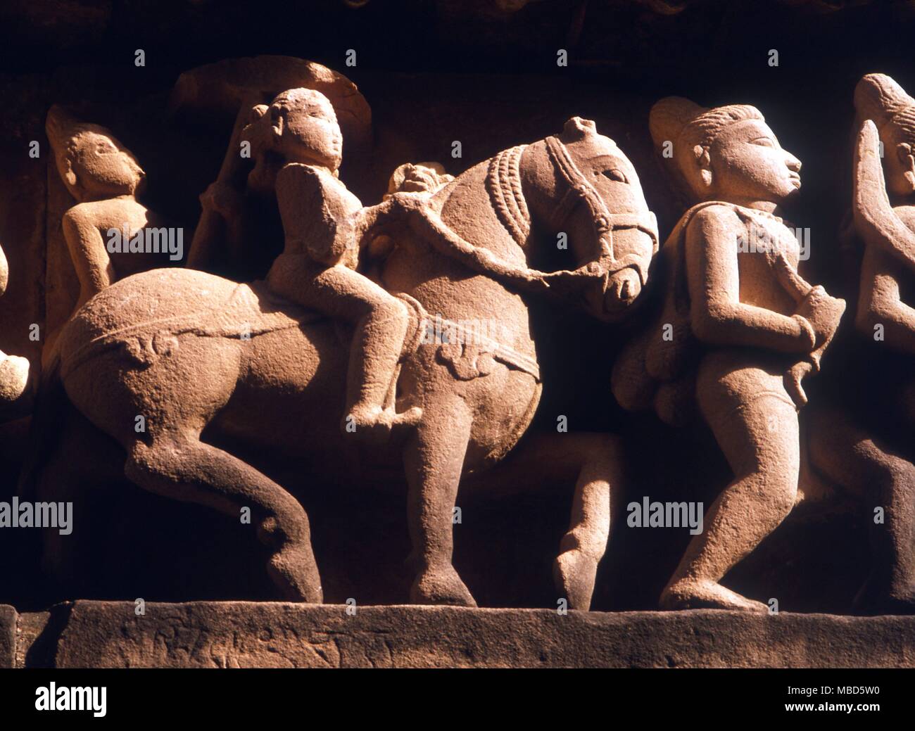 Indien - Khajuraho gemeißelte Figuren und Pferd auf der Fassade des Hauses des Lakshmana in Khajuraho ca. 950 AD Stockfoto