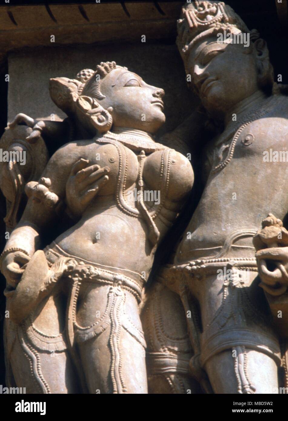 Indien - Khajuraho Skulpturen an der Fassade der Parsvanath Khajuraho Tempel, heilige Figuren Stockfoto