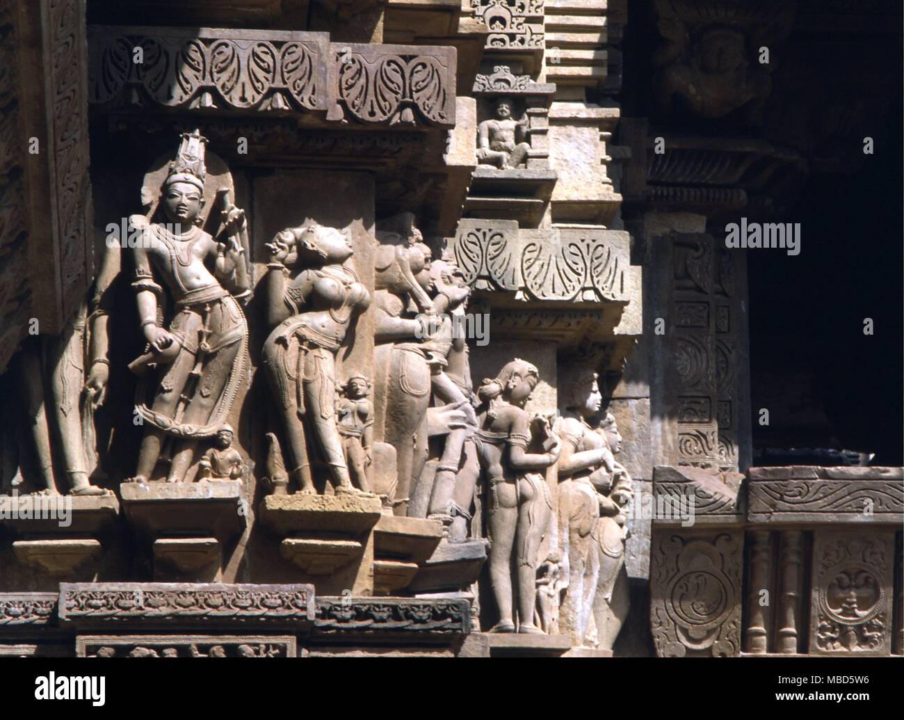 Indien - Khajuraho gemeißelte Figuren auf dem visvanath Tempel von Khajuraho Stockfoto