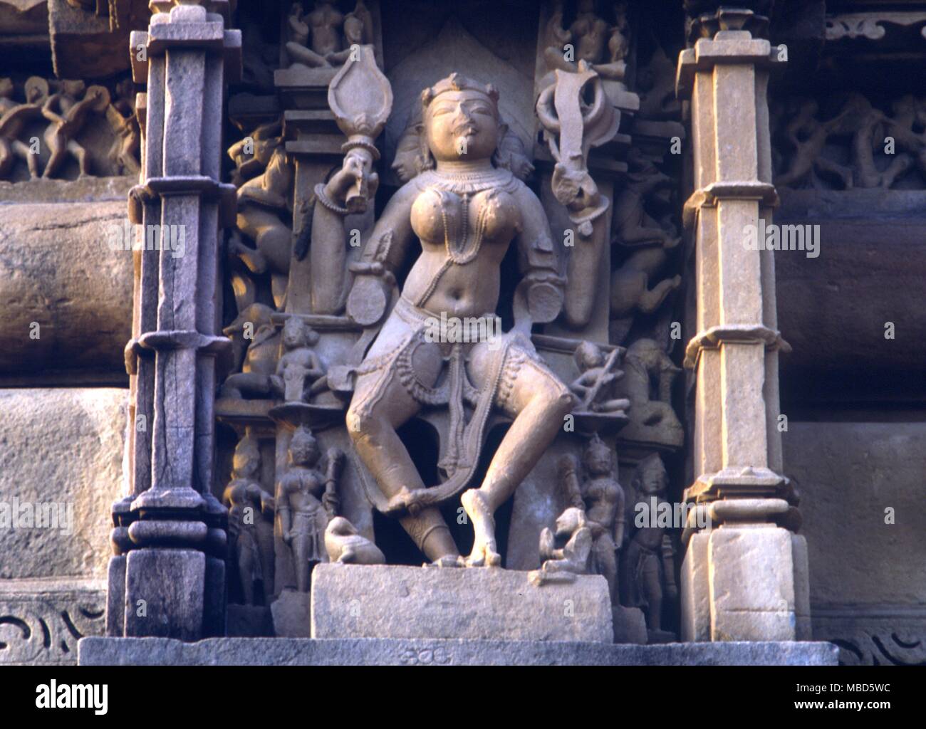 Indien - Khajuraho Skulpturen an der Fassade der Tempel von Khajuraho Kandariya Mahadev, Heilige Figuren Stockfoto