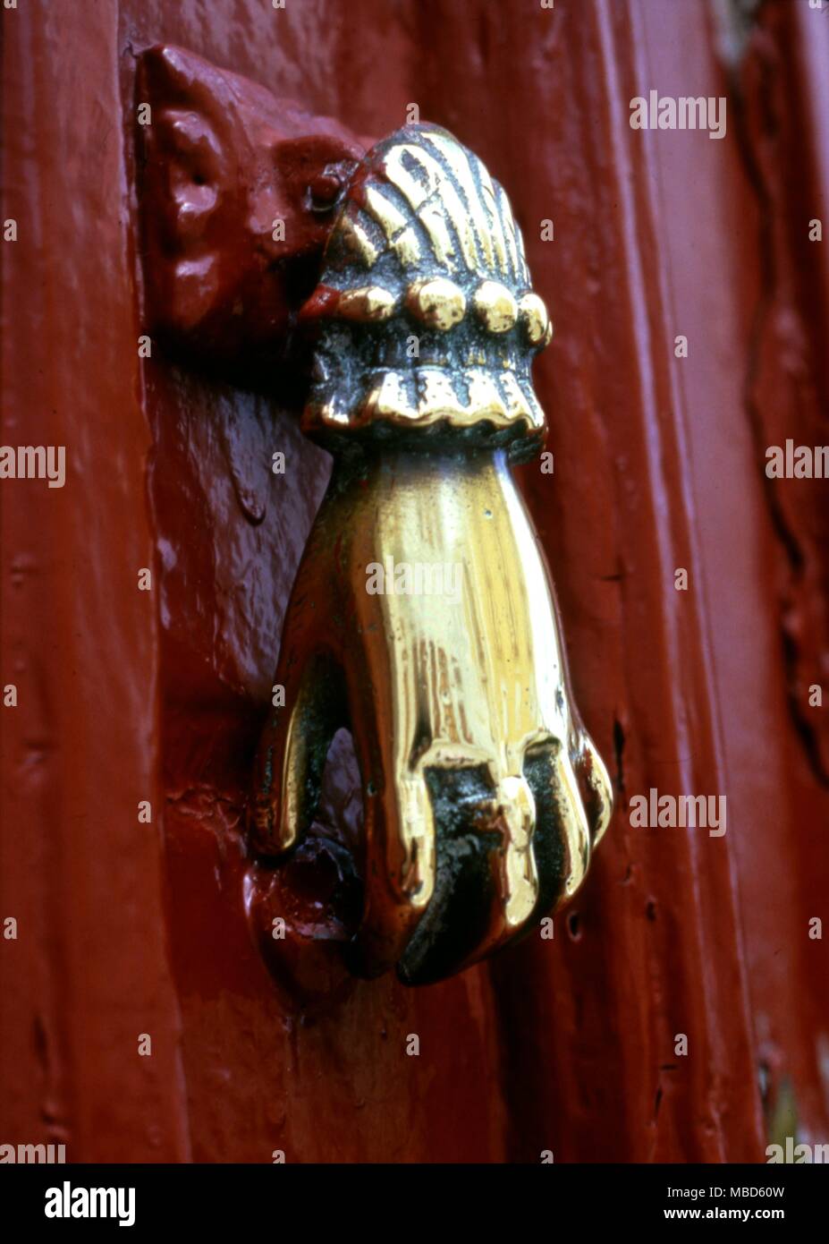 Hand Türklopfer, die als ein magisches Amulett zu verdoppeln, unter Hinweis auf die Hand von Fatima. Stockfoto