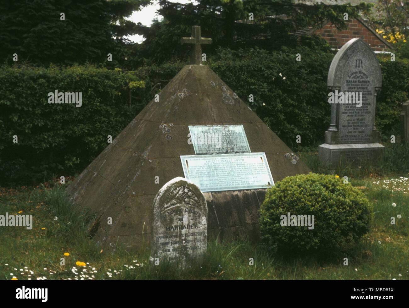 Friedhof Symbole Sharow Grab von piazzi Smythe im Kirchhof ist hier eine pyramidenförmige Grab Marker von Charles Piazzi Smyth, der bekannte Astronom Royal von Schottland und Gründer von pyramidology Stockfoto