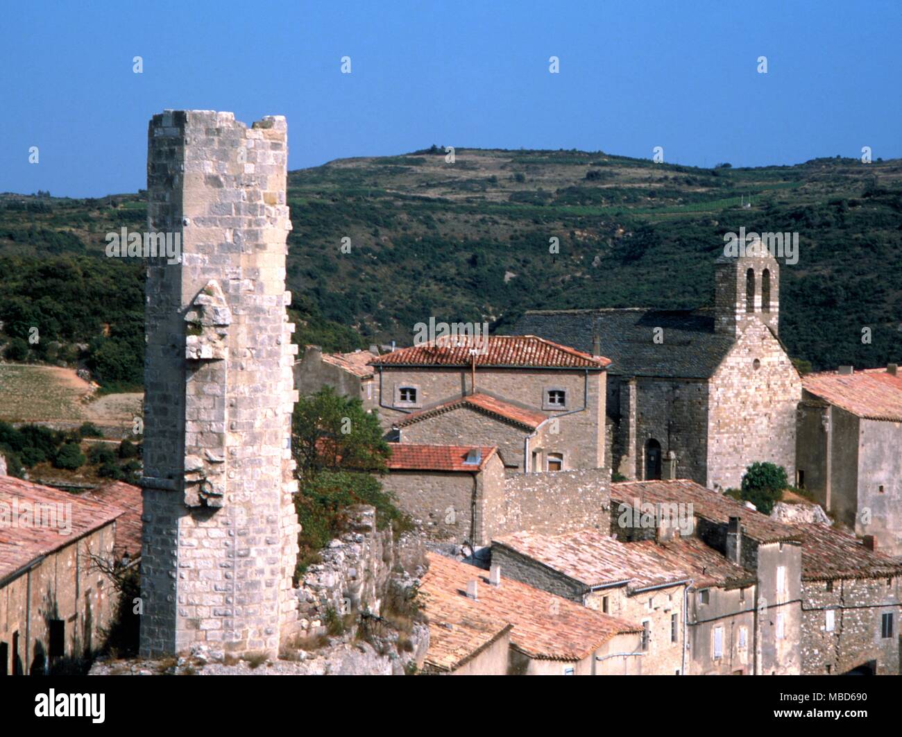 Katharer und Albigenser - Minerve - der letzte verbliebene Turm des Schlosses der Katharer Dorf dominiert die Landschaft. Es war für sechs Wochen im Jahr 1210 belagerten, und manyu Katharer wurden verbrannt. - ©/Charles Walker Stockfoto