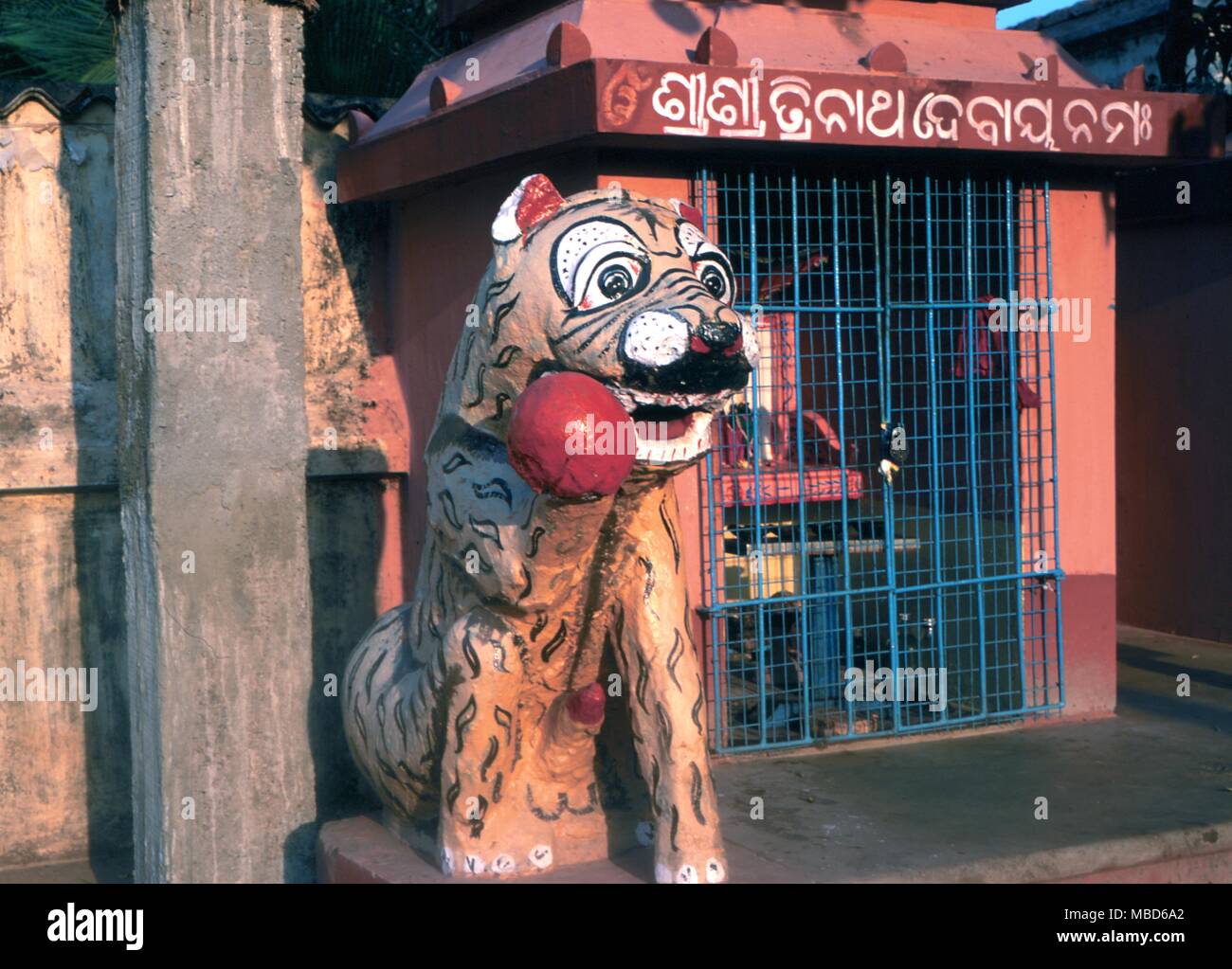 Tiger auf Wayside hinduistische Heiligtum in Bhubaneswar, Indien. - ©/Charles Walker Stockfoto