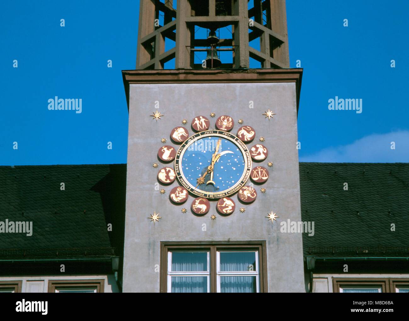 Astrologie, Codiac, moderne Tierkreis mit den Bildern in vergoldeten roundels. Die City Square, Worms, Deutschland. - ©/Charles Walker Stockfoto