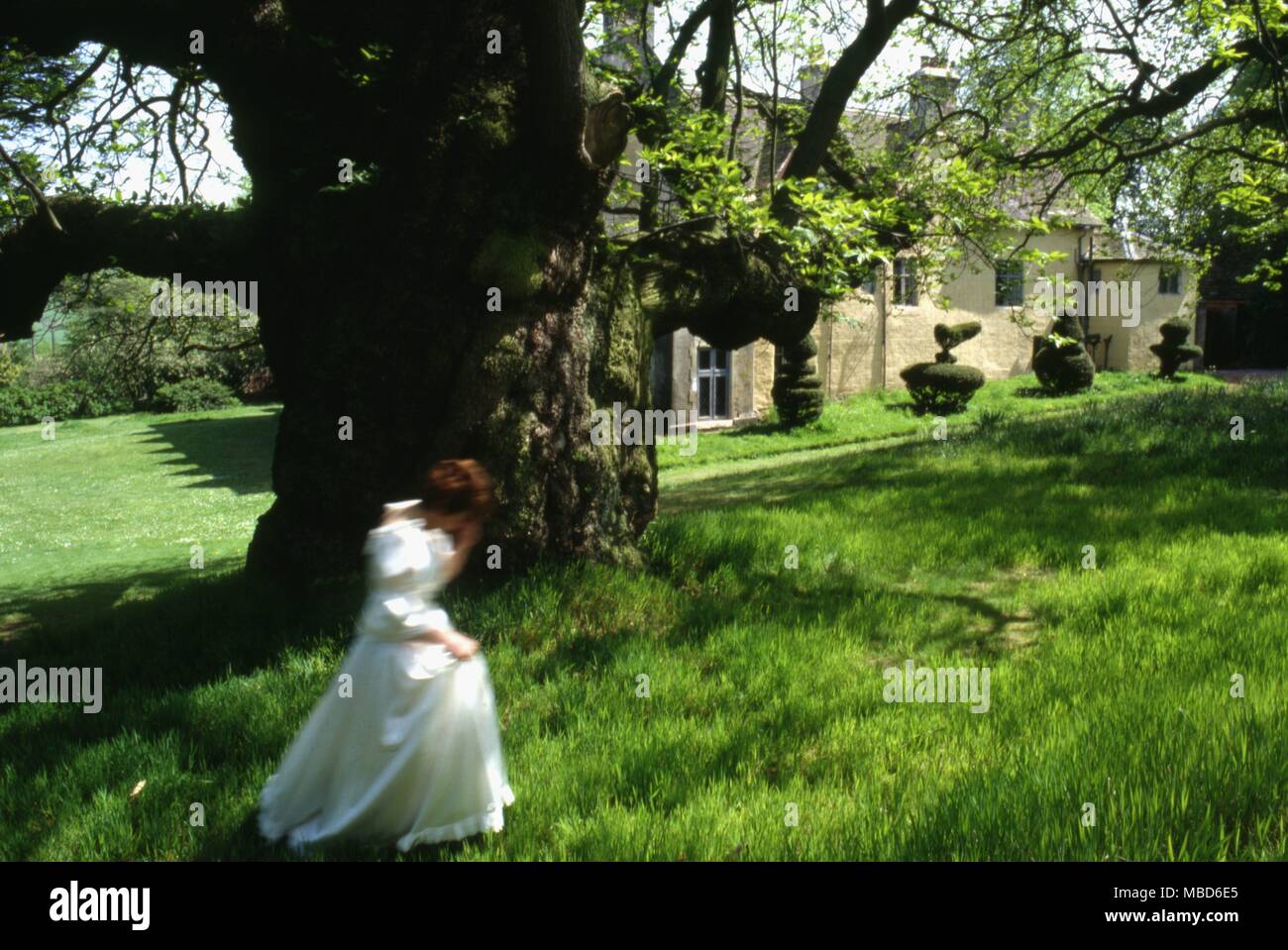 Littledean Halle in Gloucestershire wird gesagt, die Haunted House werden in Großbritannien elf Geister aufgezeichnet wurden, die meisten von ihnen haben häufig beobachtet. Eine Dame in Kostümen führt durch die Gärten. Stockfoto
