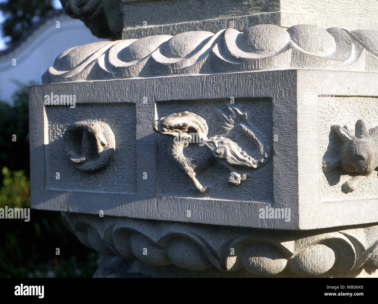 Die Tierkreiszeichen Stele in den Garten der Freundschaft in Sydney, Australien die Schlange und der Drache auf dem Tierkreiszeichen Spalte Stockfoto