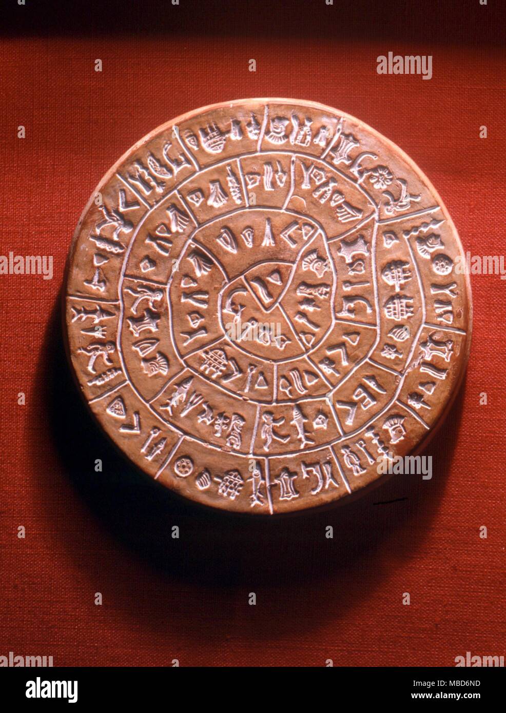 Alphabete - Die Phaistos Disk - Eine einzigartige Ton Festplatte aus dem alten kretischen Stadt von Phaistos. Diese Spirale der alphabetische Zeichen oder Piktogramme, die nie interpretiert worden sind, ist ein Ton Kopie der in der herakleion Museum Stockfoto