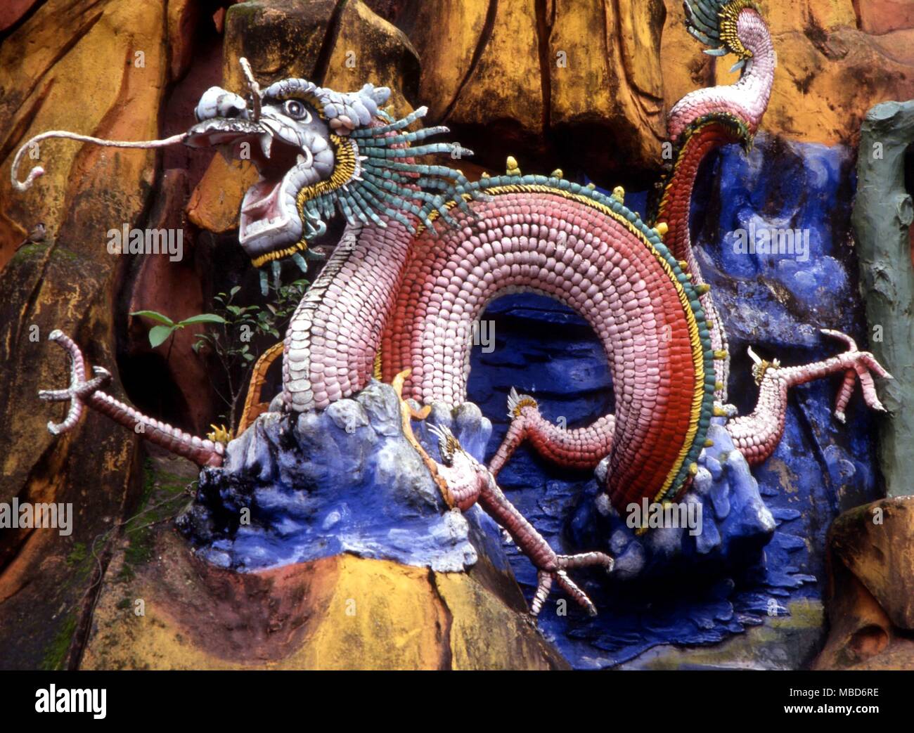 DRAGON - riesige Keramik chinesische Drachen in einer der Wände der Haw Par Villa Park in Hongkong eingestellt Stockfoto