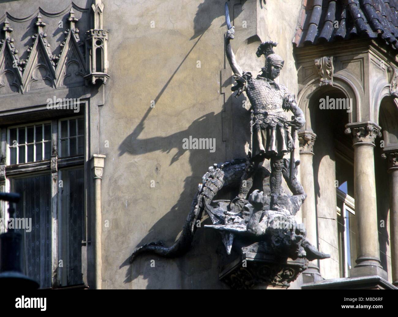 DRAGON-Knight Tötung Dragon - vielleicht St. George und der Drache. Dekorative Skulptur auf der Fassade - Ecke eines Hauses in Prag in der Nähe der Altstadt. Stockfoto