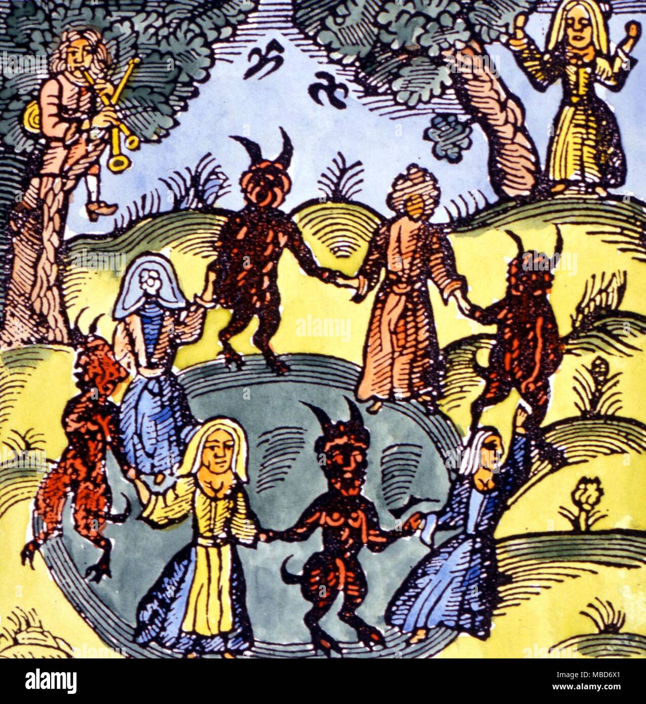 Sabbat um ein Magic Circle - Anfang des 17. Jahrhunderts Holzschnitt illustriert ein Sabbat mit Dämonen Hand in Hand mit Hexen tanzen um ein Magischer Kreis, der Klang des Dudelsacks und Song Stockfoto