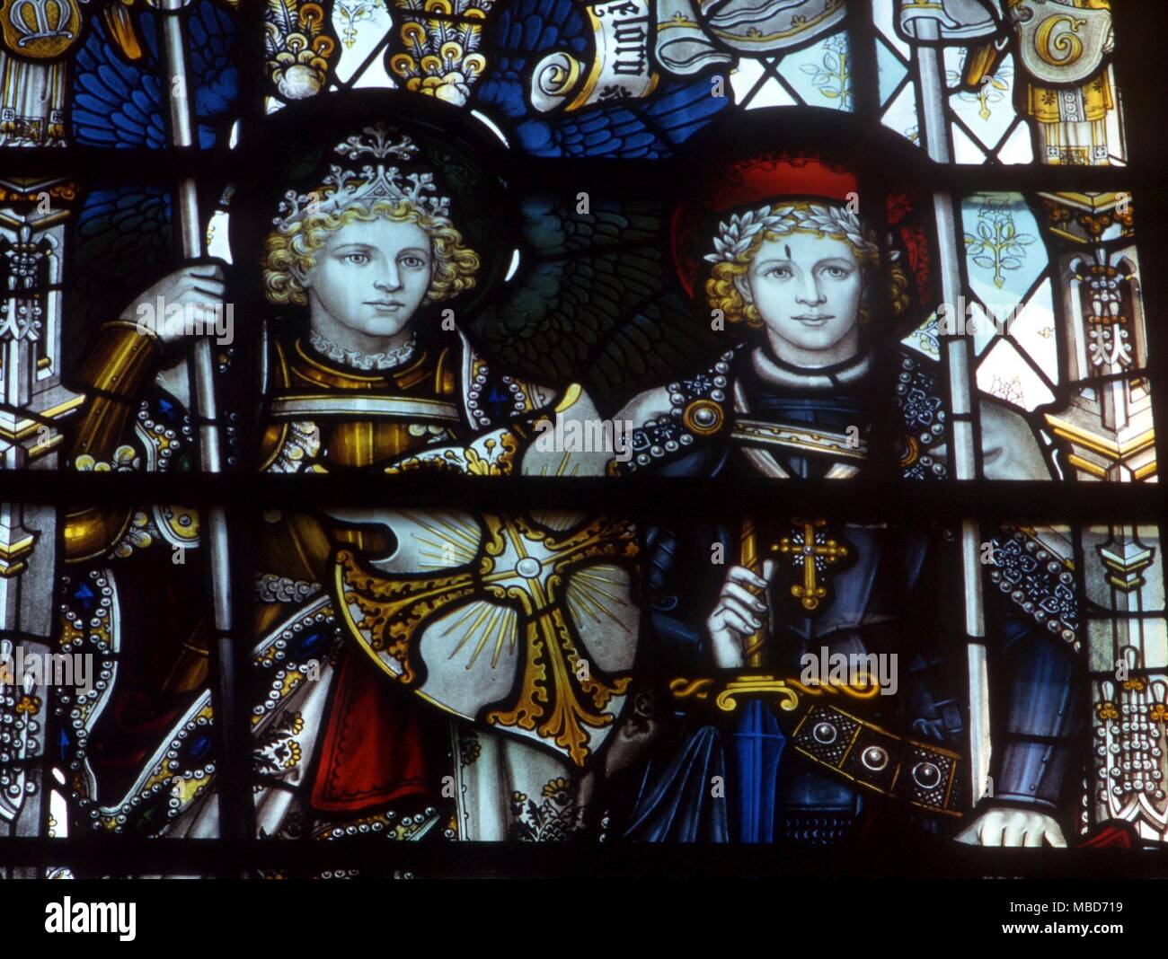 Engel - Erzengel Michael (links) mit St George in England. Glasmalereien des 19. Jahrhunderts, von der Kathedrale in Southwell Stockfoto