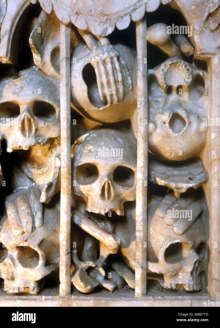 Symbole - der Tod - Detail von einem beinhaus Kammer mit Knochen und Schädel auf das Denkmal für die ersten drei Ehefrauen von Sir Gervase Clifton, in der Kirche der Hl. Maria, der Jungfrau, Clifton, 1631 vom Stockfoto