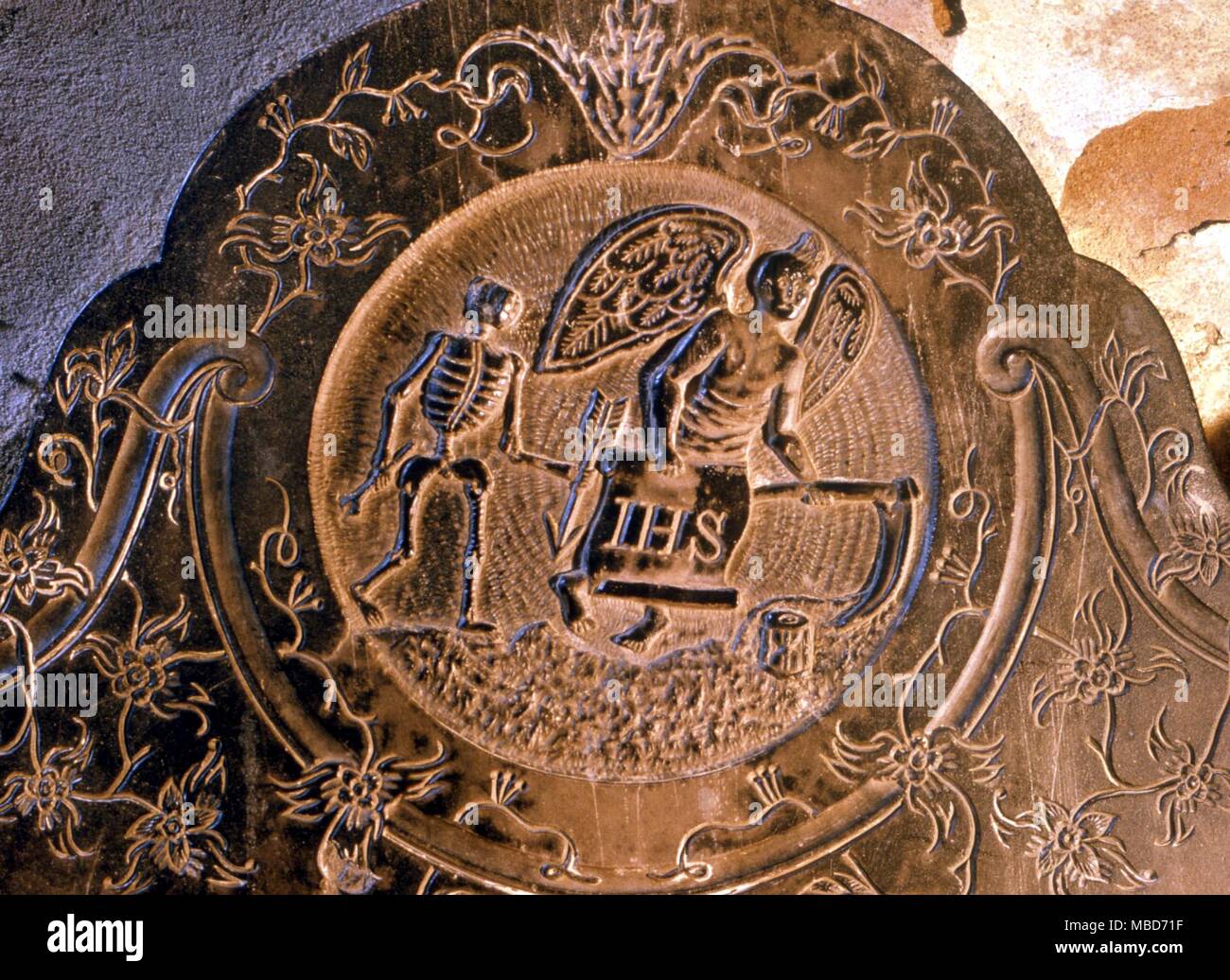 Detail des Todes und der Zeit auf dem achtzehnten Jahrhundert Denkmal in der Kirche von St. Maria, der Jungfrau, Clifton, Notts. Stockfoto