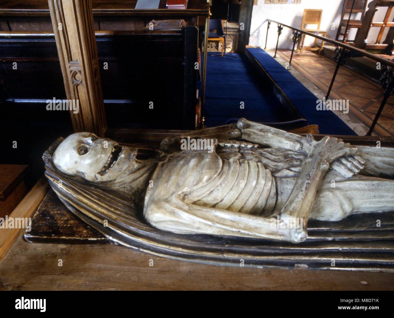 Tod - Bildnis des Kadavers von Roger Rockley (gestorben 1534) auf eine doppelte Etagenbetten Grab, mit Bildnissen in Leben und Tod. In der Kirche von St Mary, Worsborough, Yorkshire. Stockfoto