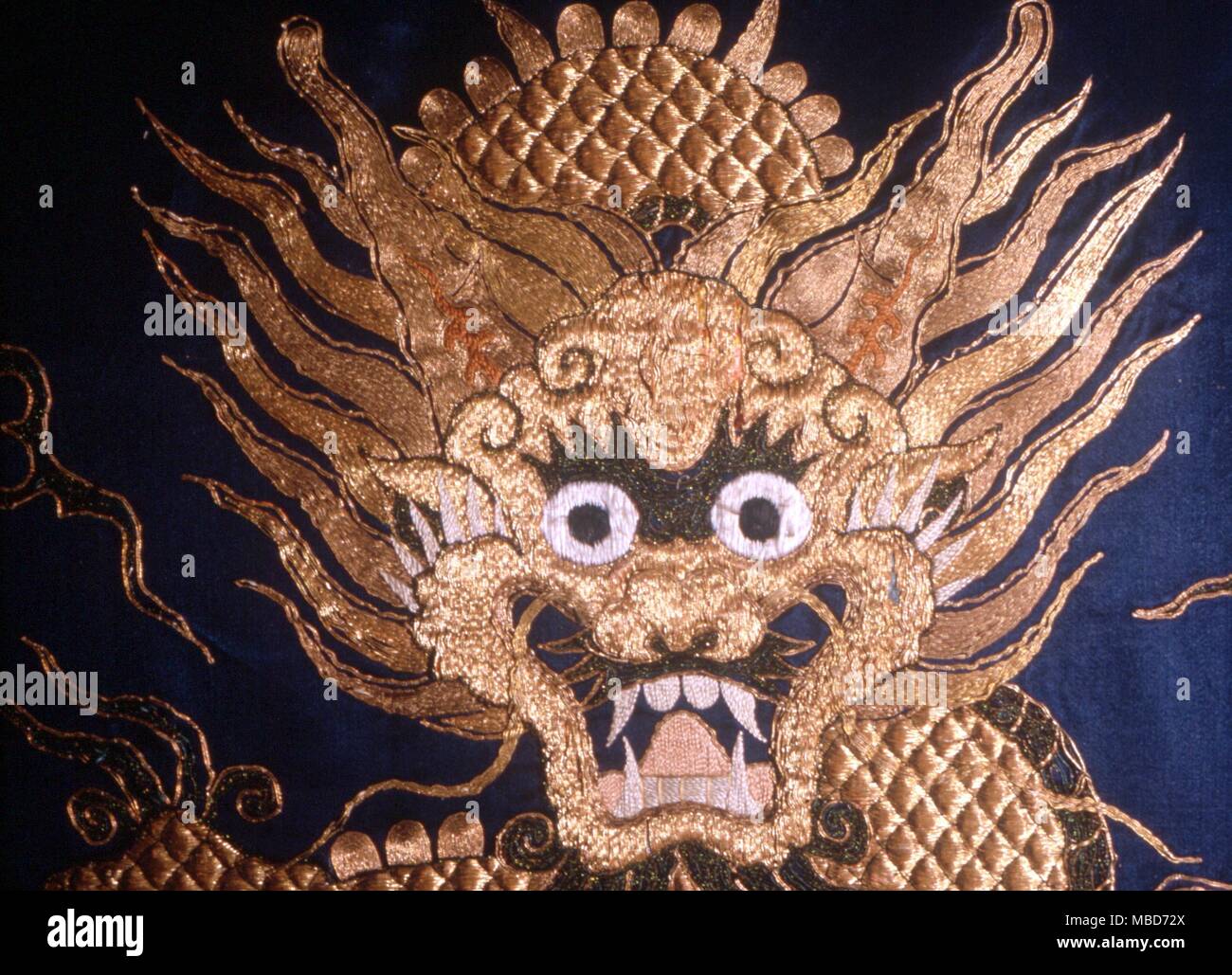 Dragon Head Detail aus einem gestickten Chinesischen zeremonieller Mantel aus der Mitte des 19. Jahrhunderts - wahrscheinlich Teil einer Serie für den kaiserlichen Hof ausgelegt - private Sammlung Stockfoto