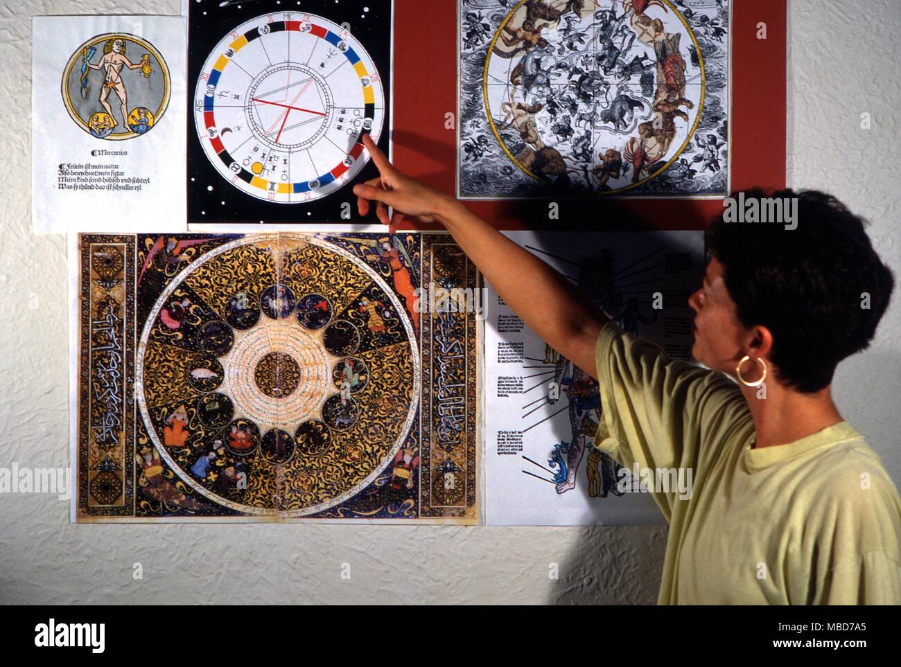 Junge Frau mit Vortrag über verschiedene Horoskope. Die Bilder gehören zu den schönsten Arabisch (timurid) Horoskope in der Welt (unten), und eine moderne EDV-Ausdrucken (oben). Stockfoto