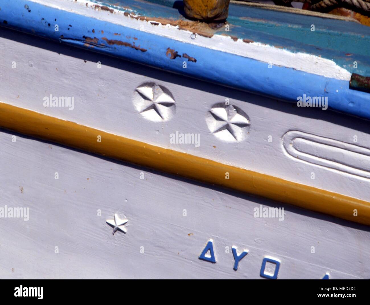 Sterne gemalt und eingeschnitten, auf dem Bug eines Griechischen Fischereifahrzeug, mit der Absicht, "Gnade" das Boot mit einem himmlischen macht. Stockfoto