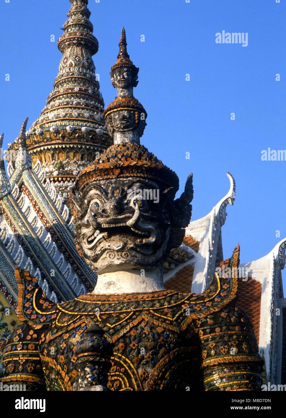 Dämonische Temple Guardian im Grand Palace in Bangkok ab. Stockfoto