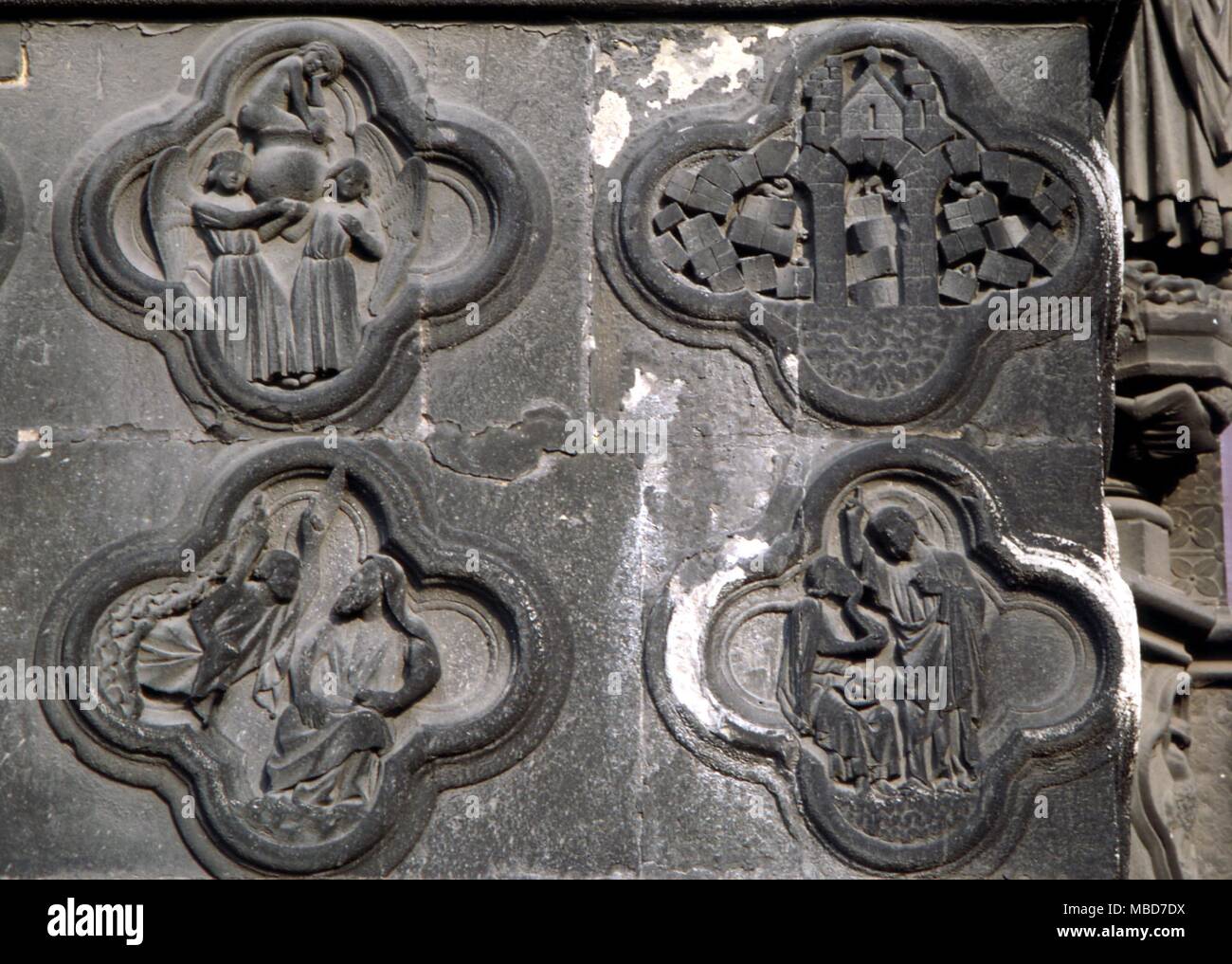 Amiens Symbole - Die alchemistische Zentrales Portal der Kathedrale von Amiens. Für Details, siehe Fulcanelli's 'Le Mystere des Cathedrales', 1971. Stockfoto