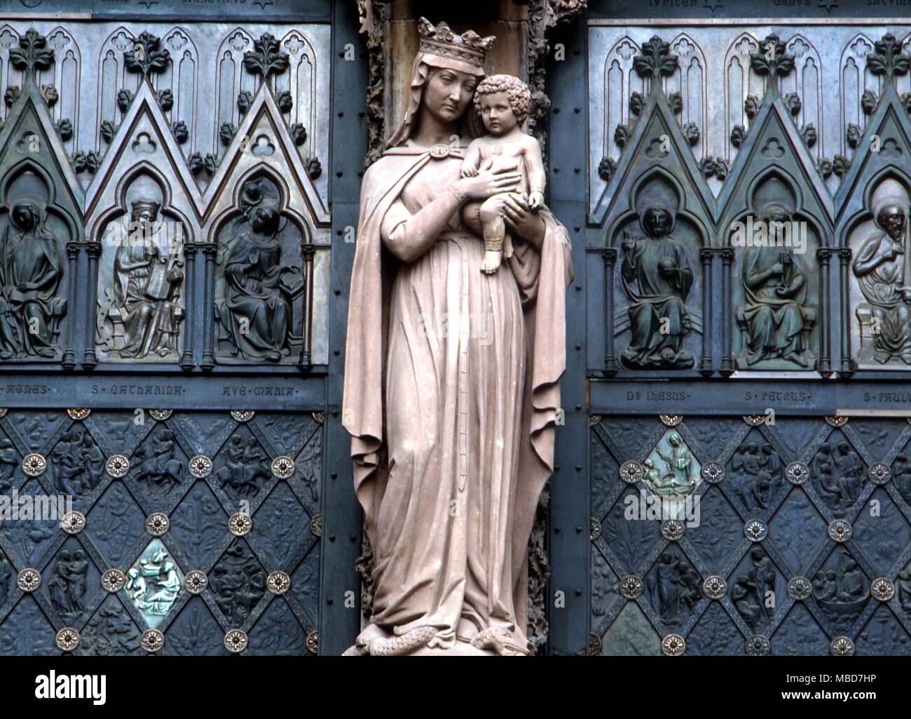 Christliche Mutter und Kind auf dem Portal der Kathedrale von Straßburg Stockfoto