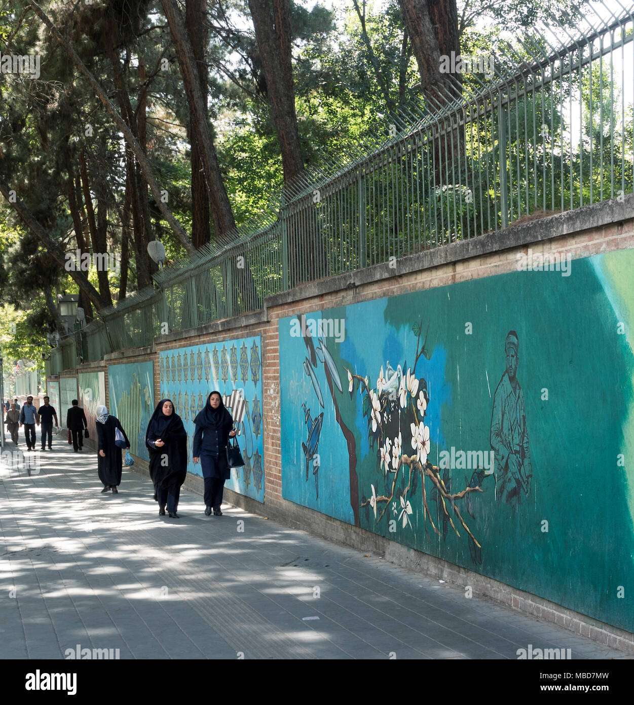 Teheran, Iran - 16. Juli 2016: Bürgersteig neben verlassenen US-Botschaft mit Propaganda Wandmalereien Stockfoto