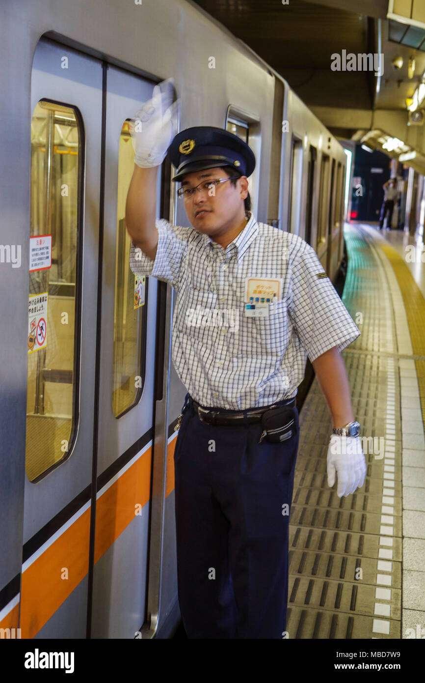 Tokio Japan, Ginza, Ginza Metro Station, U-Bahn, Zug, Zug, Auto, Asiatisch-orientalisch, Mann Männer Erwachsene Erwachsene Erwachsene, Dirigent, Signalmann, Handsignal, arbeiten, w Stockfoto