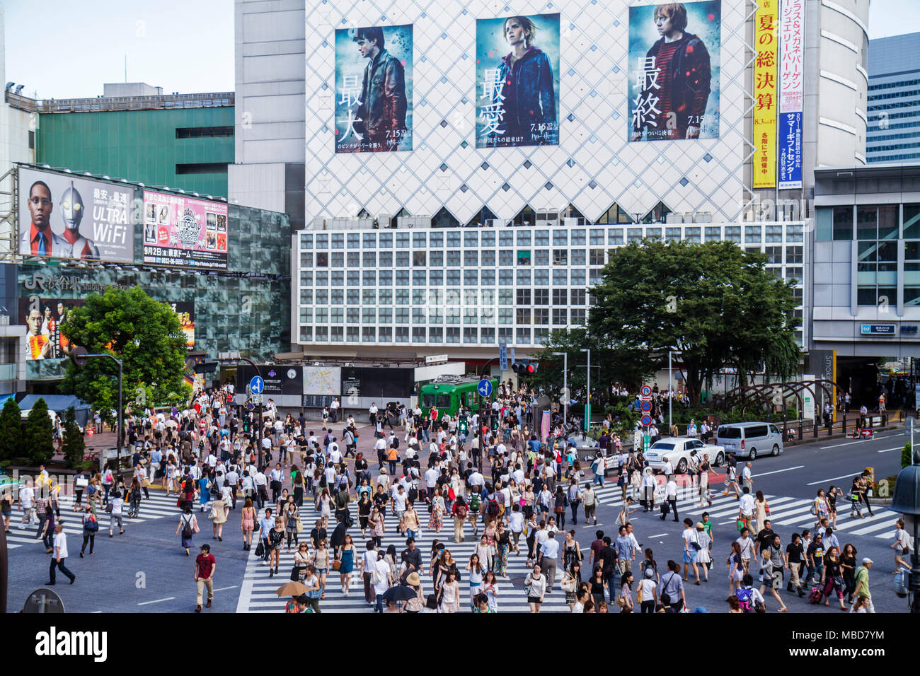 Tokio Japan, Shibuya, JR Shibuya Station, Shibuya Crossing, Kanji, Zeichen, Symbole, Japanisch Englisch, Harry Potter-Plakatwand, Werbung, Werbung, Menschenmenge, Japane Stockfoto