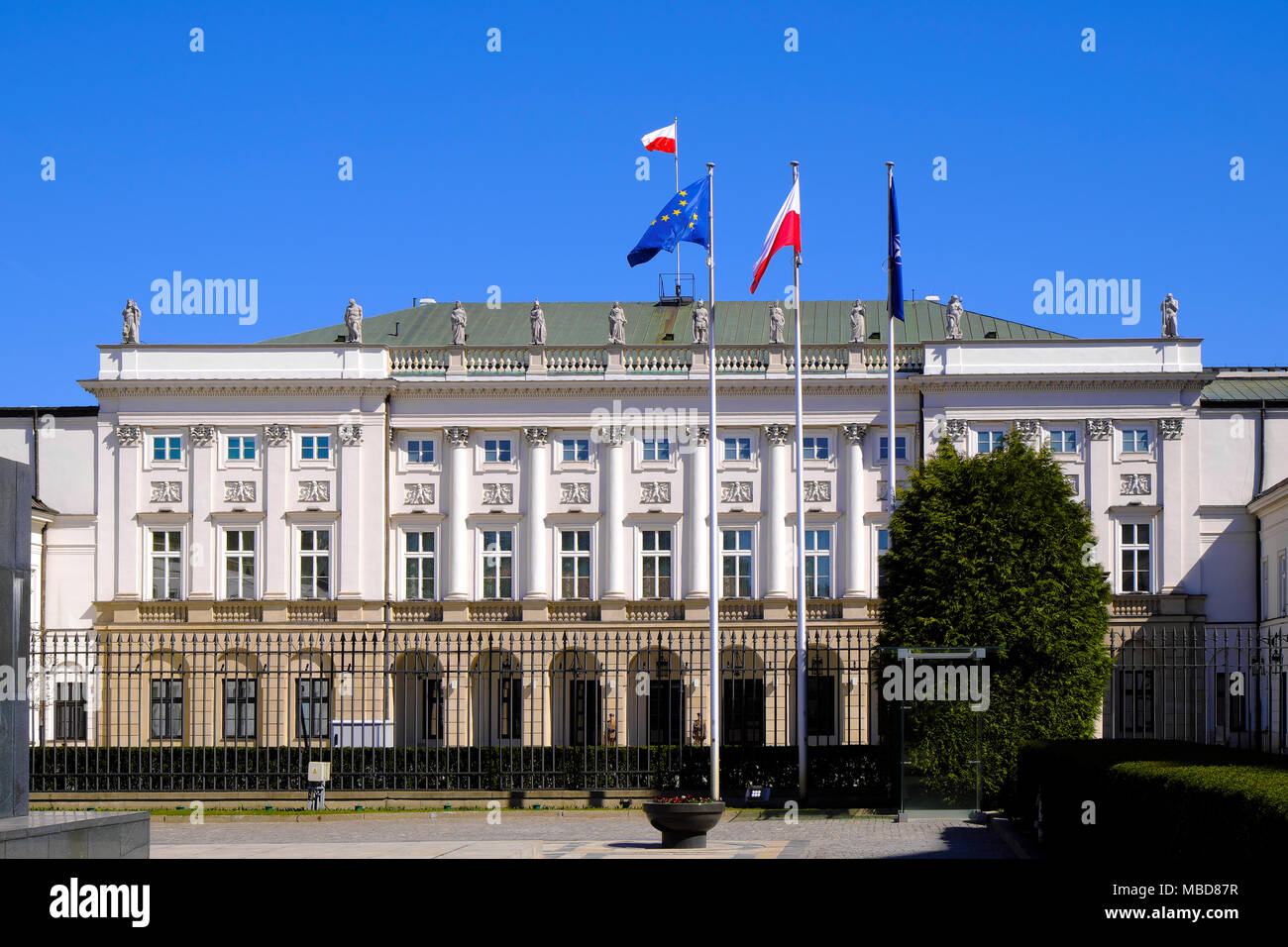 Warszawa, Masowien/Polen - 2018/04/07: Historisches Viertel der Warschauer Altstadt - Präsidenten Palast bei Krakowskie Przedmiescie Straße Stockfoto