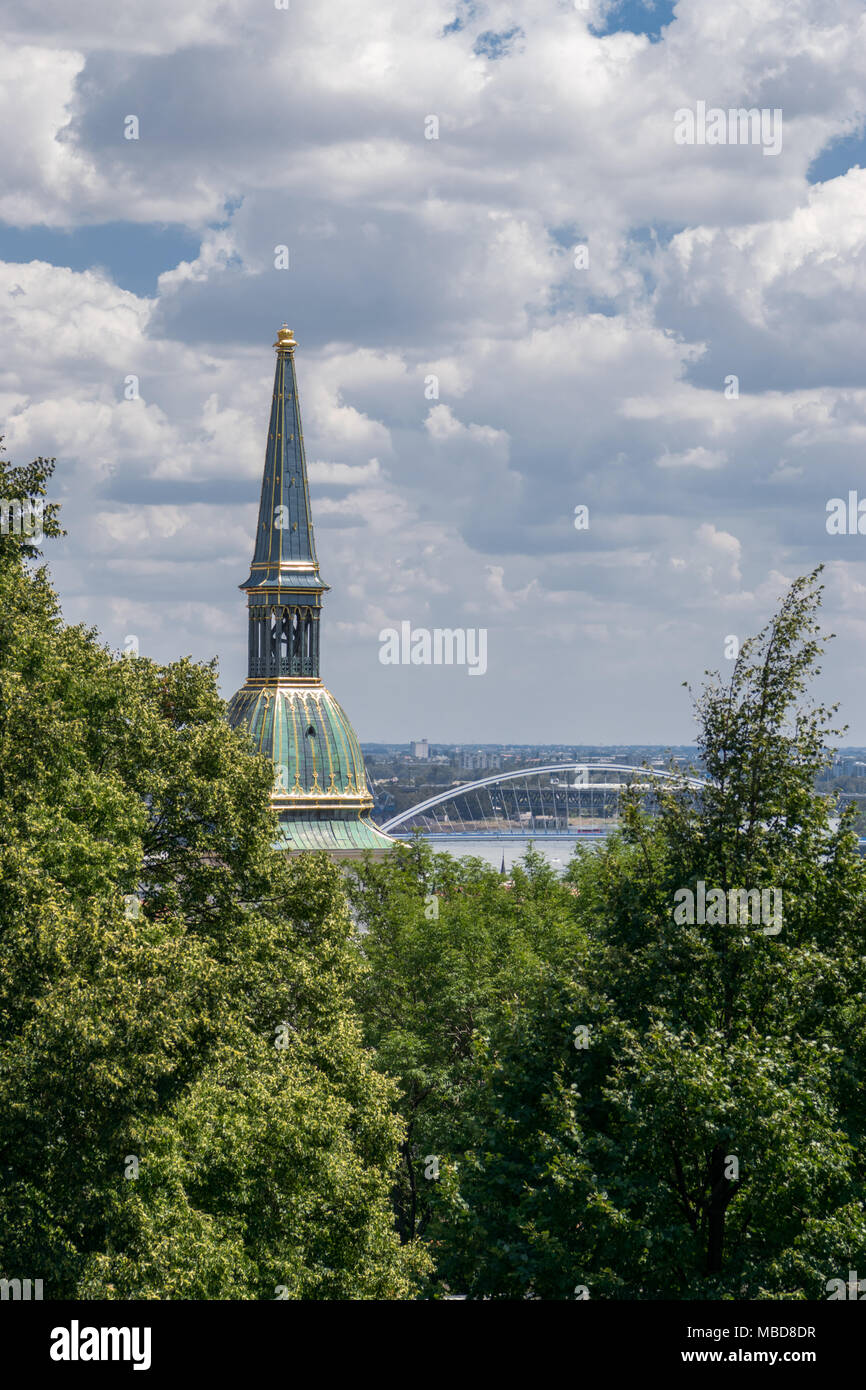 Turm der Kathedrale von St. Martin in Bratislava. Stockfoto