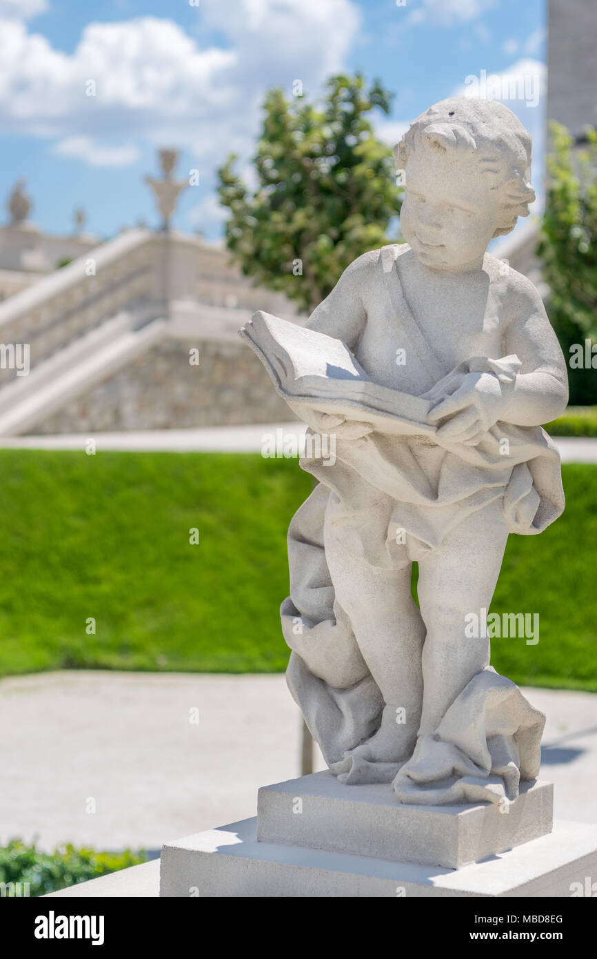 Weiße Statue eines Kindes lesen Bücher Stockfoto