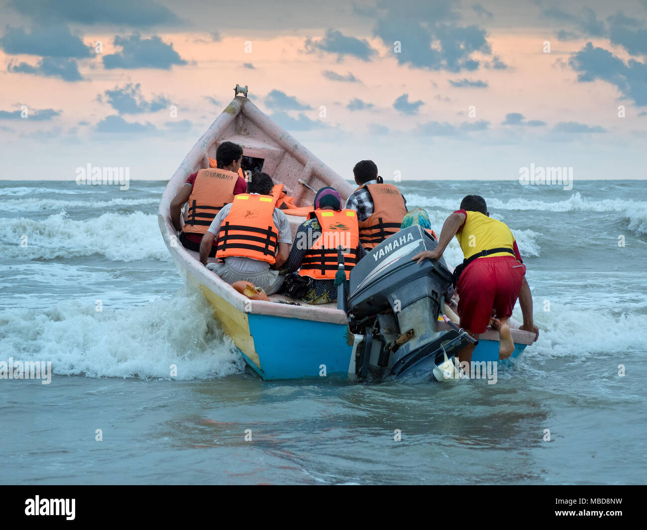 Babolsar, Iran - 24. Juli 2016: iranischen Touristen, die für die Fahrt auf einem Motorboot am Kaspischen Meer Stockfoto