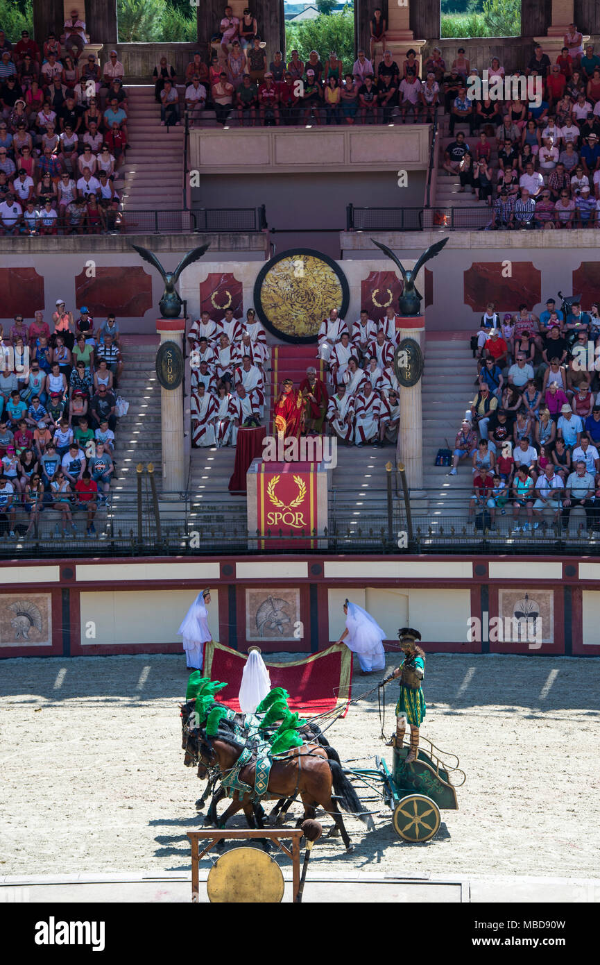 Les Epesses (zentral-westlichen Frankreich). Historischen Themenpark "Puy du Fou". 2015/06/26. Atmosphäre im Park. Die Zuschauer an der Triumph Zeichen Stockfoto