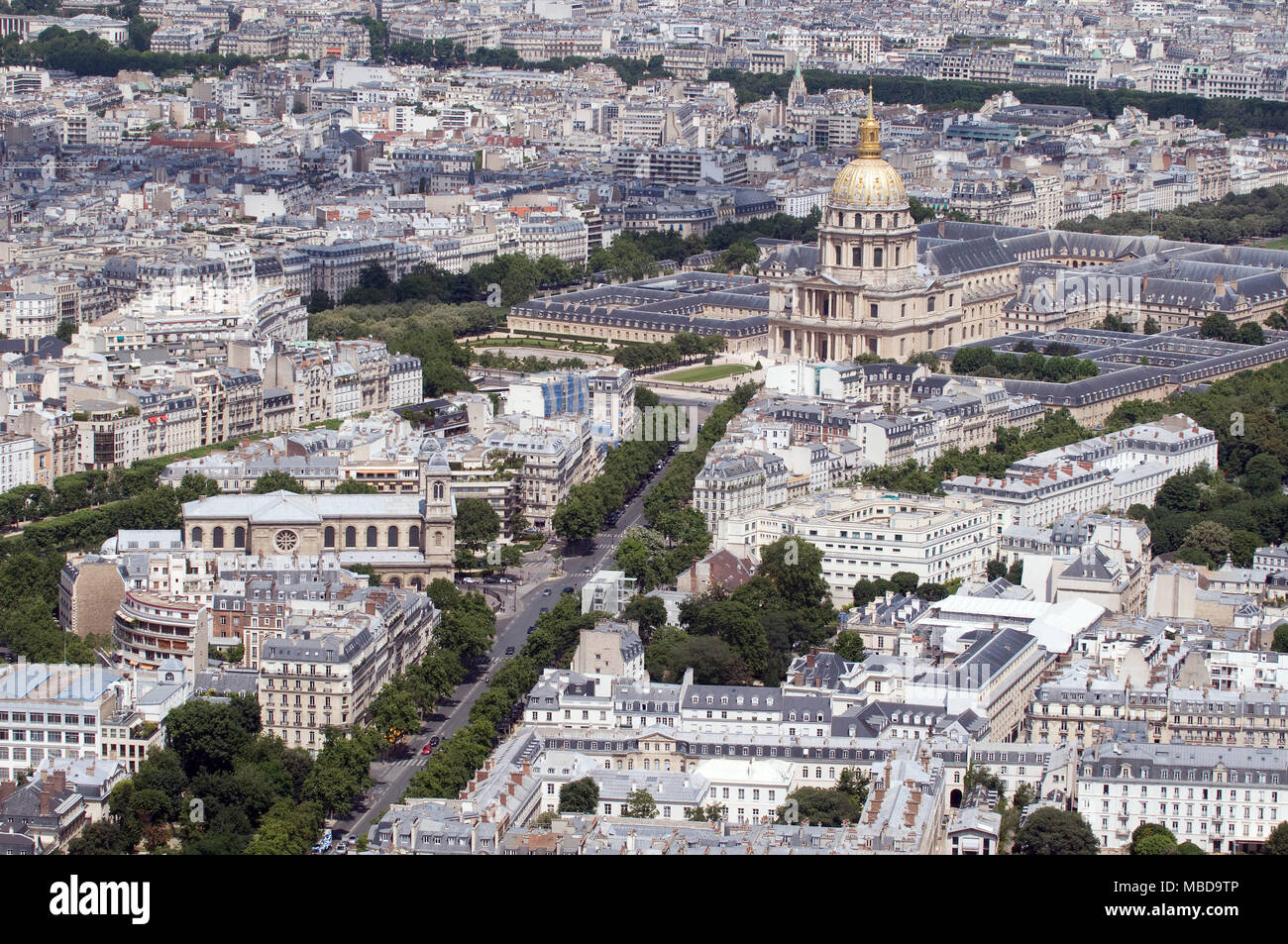 Paris (Frankreich): Komplex von Gebäuden "Hotel des Invalides" (7. Arrondissement oder Bezirk), von der 'Tour Montparnasse' Büro hochhaus gesehen. Th Stockfoto