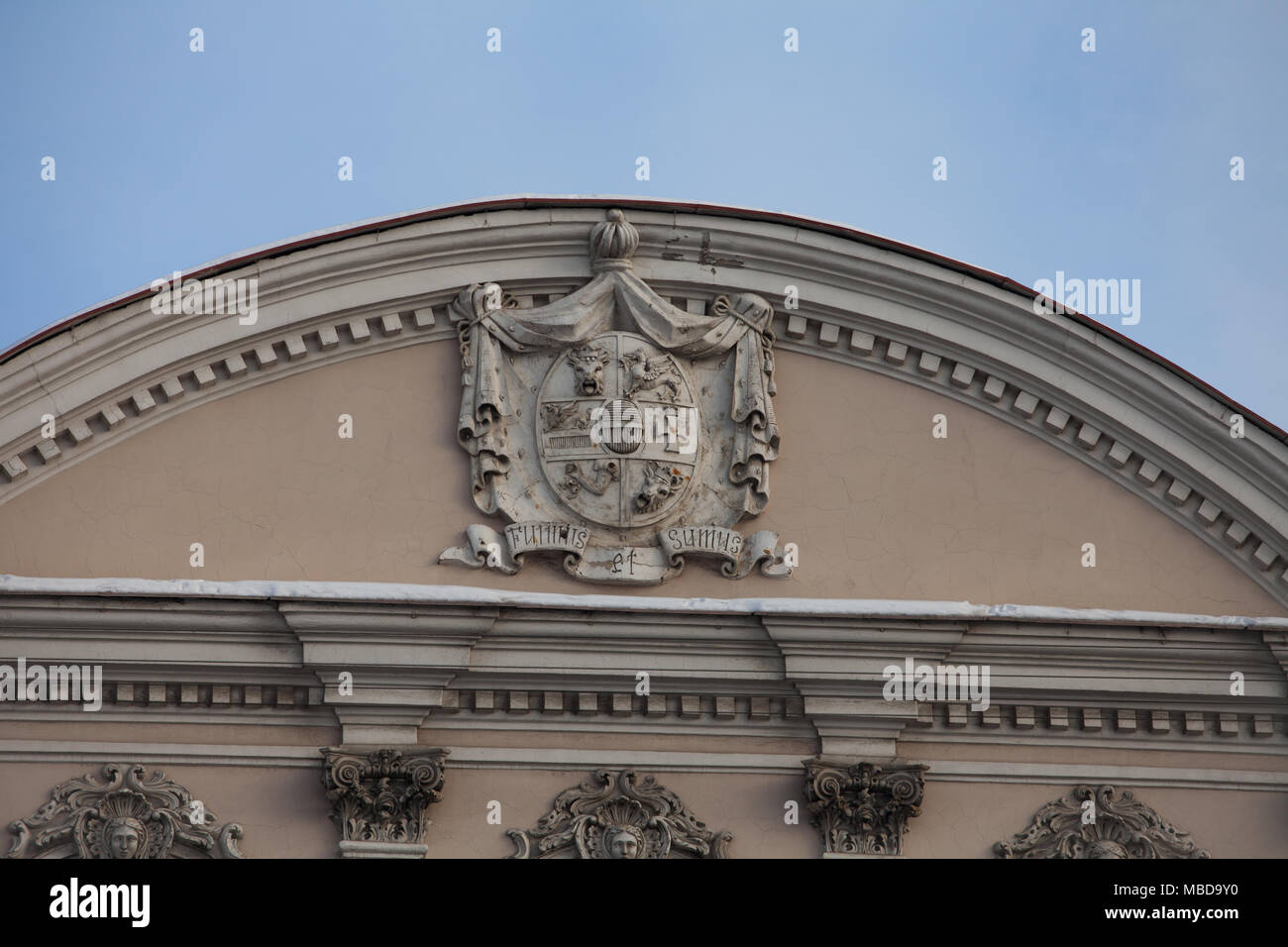 Royal heraldischen Wappen auf dem Giebel der Palace Stockfoto