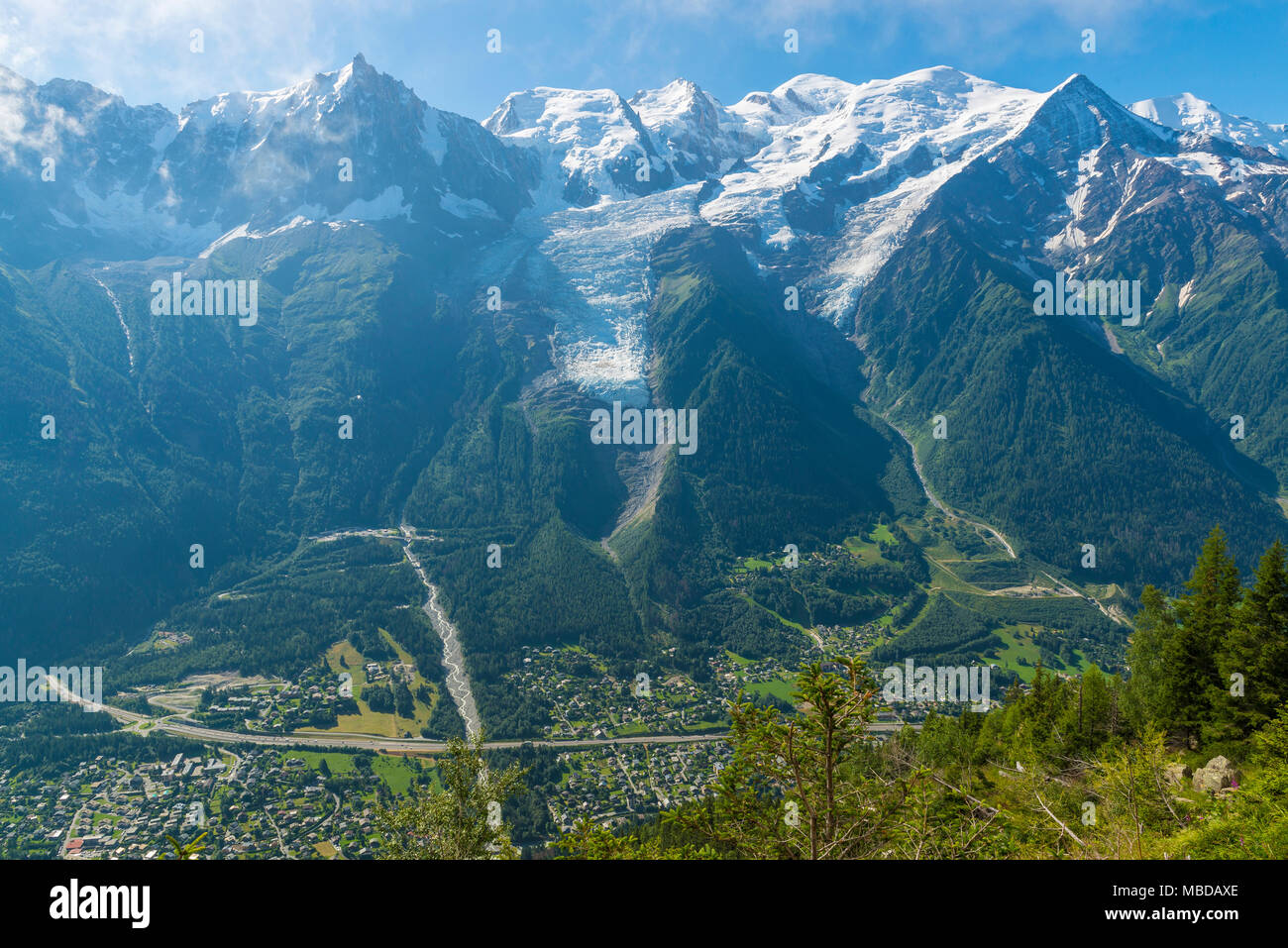 Chamonix-Mont-Blanc (Hochsavoyen, Französische Alpen, Frankreich): Blick über das Tal von Chamonix, die Stadt von Chamonix, die bossons Gletscher und der Mont Stockfoto
