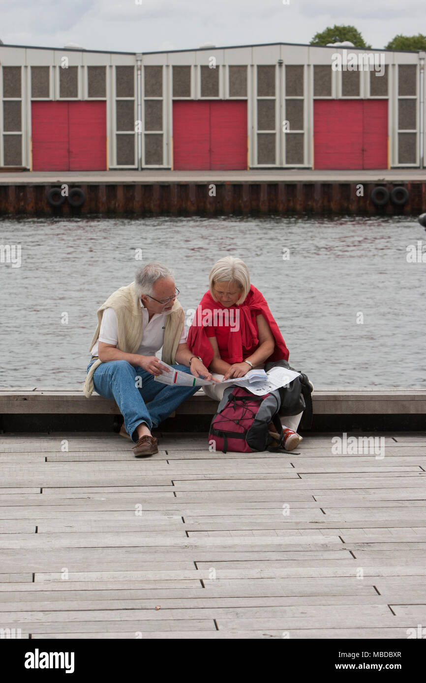 Eine touristing älteres Paar auf der Karte, Kopenhagen, Dänemark. Stockfoto