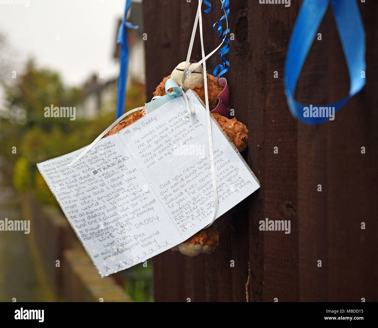 Eine handgeschriebene Nachricht an einen Teddybären auf South Park Crescent in Hither Green angebracht nach dem Tod von Henry Vincent, 37, nach einem Kampf in einem Verpfuschten raid im South-East London Eigentum von Richard Osborn-Brooks. Stockfoto