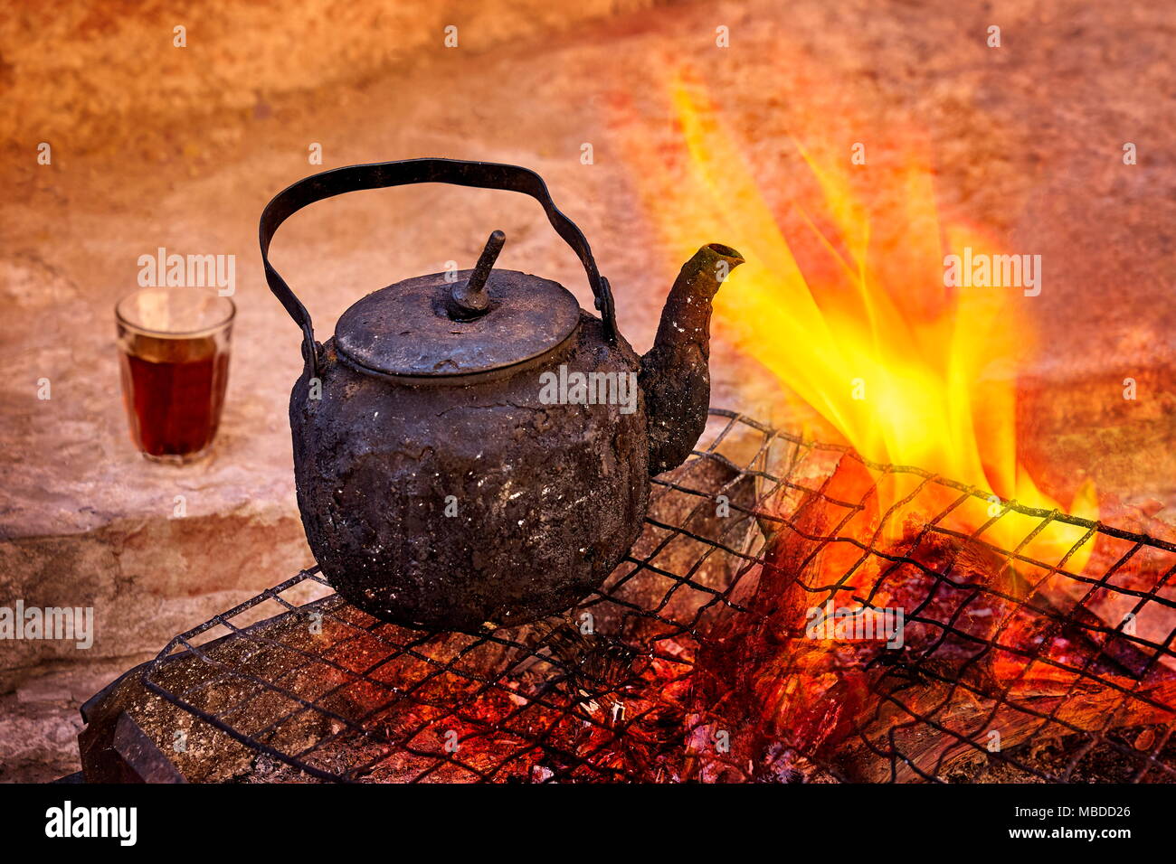 Teekanne auf dem Feuer, Beduinen Tee, Wadi Rum, Jordanien Stockfoto