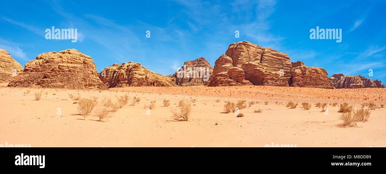 Panoramablick auf die Landschaft des Wadi Rum Wüste, Jordanien Stockfoto