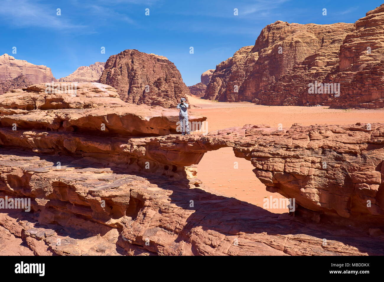 Natürliche Felsen Brücke in die Wüste Wadi Rum, Jordanien Stockfoto