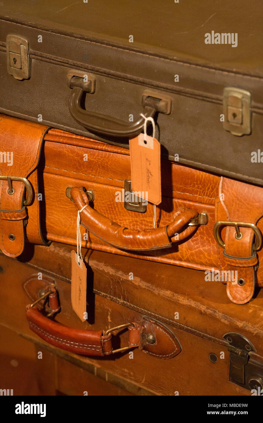 Stapel von braunem Leder Koffer im Set Design einer theatralischen Show  verwendet Stockfotografie - Alamy