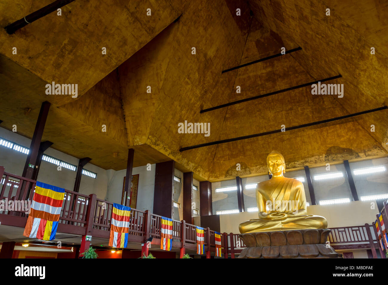 Paris, France - April 8, 2018: Die 10 Meter hohe goldene Statue von Buddha im Lotussitz, ein Werk des Bildhauers Francois Mozes in der großen Pagode o gelegen Stockfoto